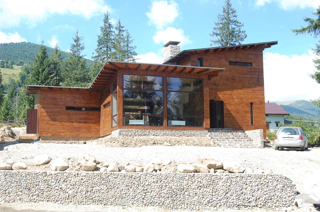 Pensiunea Iara – exterior, autumn