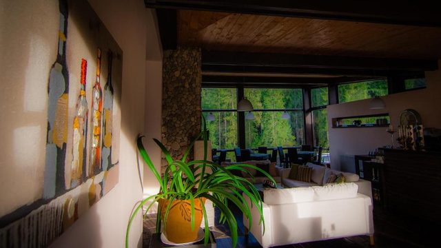 Lounge, corner with artwork